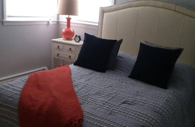 You'll love! Spacious, clean, remodeled, 2 bedroom, parking, coin W/D, linens
