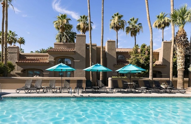 Your Authentic Adventure Awaits! 2 Comfortable Units, Free Parking, 5 Pools