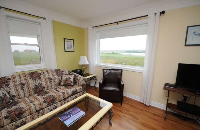 Your Beachside Sanctuary, Lake, Ocean and Harbour Views, Family-friendly