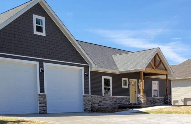 YOUR LAKE ESCAPE AWAITS.walk to Boat Ramp.sleeps 12, with plenty of parking