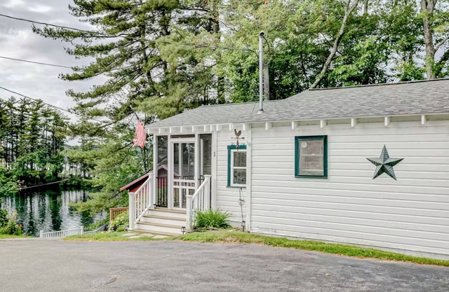 Your Lakeside Getaway: Cozy Cottage, Dock, Endless Family Fun!