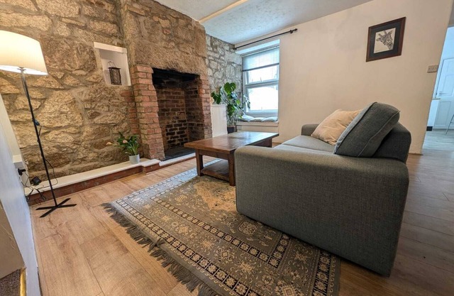 Your own hideaway 7 mins walk from the seaside, train station & hub of Penzance