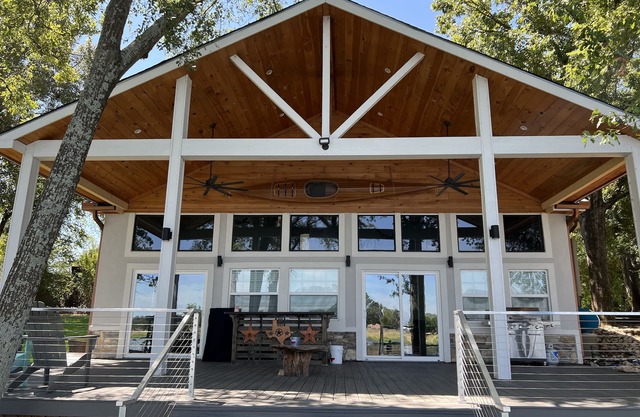 Your own lake house less than a mile from Canton Trade Days