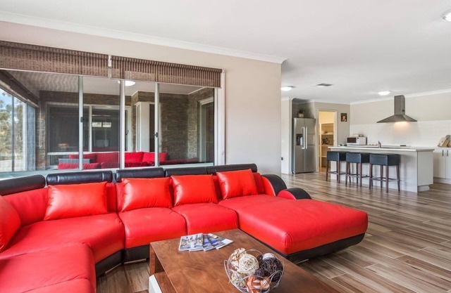Your Own Place, your Own Space, 5 min to the Airport! Sleeps 12