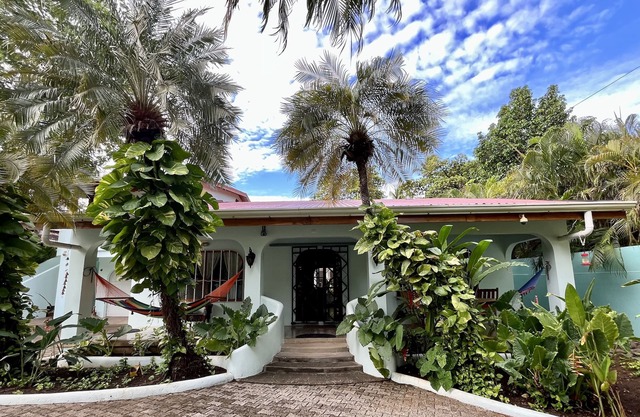 Your Private Tropical Oasis for 6, with pool and only 100 yards to the Beach! nn