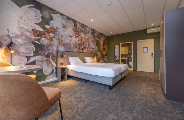 Your Relaxing Getaway: Forest Calm, Poolside Rest & Wellness! Free Parking