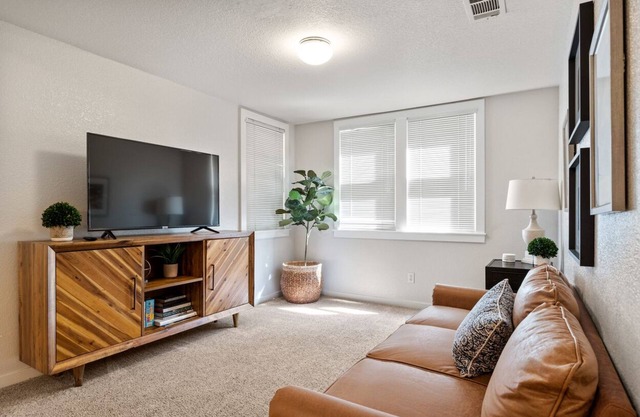 Your Sacramento Escape:2BR Gem w/Laundry &Netflix