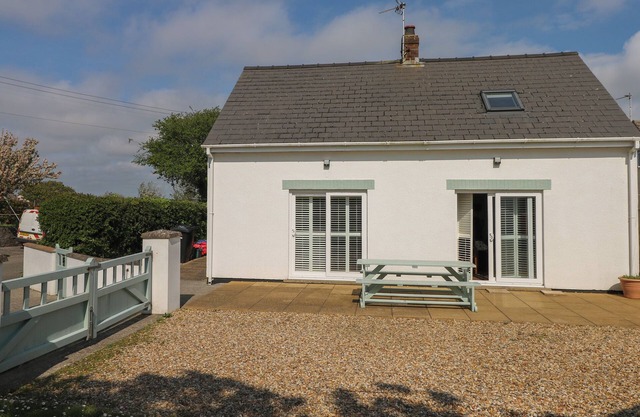 YR HEN ARDD, pet friendly, with a garden in Milford Haven