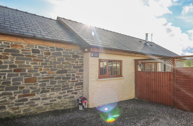 YR HEN LLAETHDY, pet friendly, with hot tub in Newcastle Emlyn