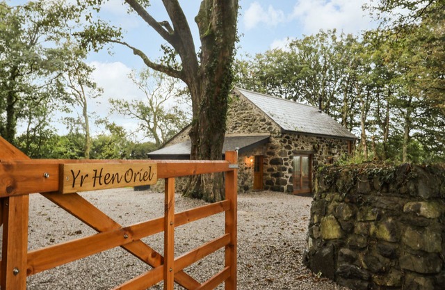 YR HEN ORIEL, family friendly, character holiday cottage in Llanrug