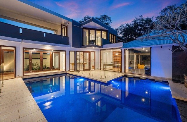 ZEN- Heated Pool (Sep to May), 5 Bedrooms, Wamberal Lake Front