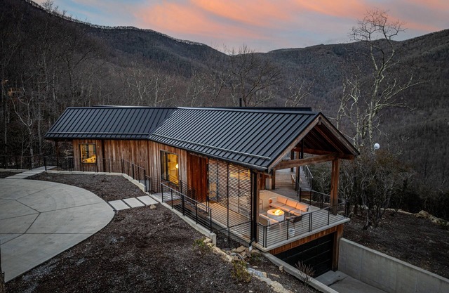 Zen in the Trees Hot Tub Forest Views Wi-Fi