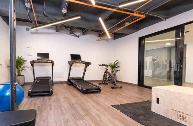 Zen Meets Hustle – 1BR Apt w/Jacuzzi & Cowork