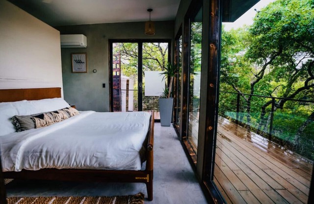 Zephyr Treetop Villa w/Mini Hot Tub + Outdoor Shower