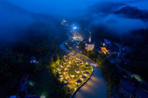 ZhangJiaJie Peak&Creek Resort-At National Forest Park with Free Shuttle