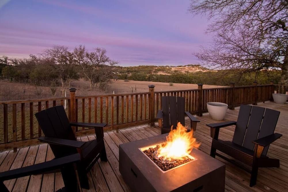 Fredericksburg House | Hot Tub, 2 Br, Full Kitchen - Cedar Haus