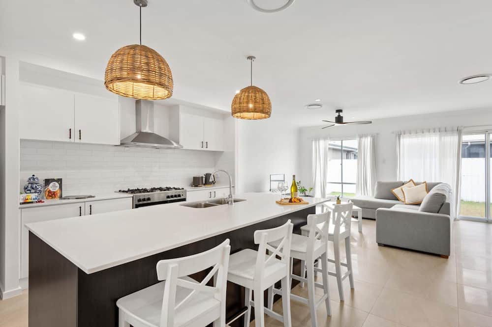 Newport Apartment | "Fabulous Bon Voyage" - Newport Q 4020