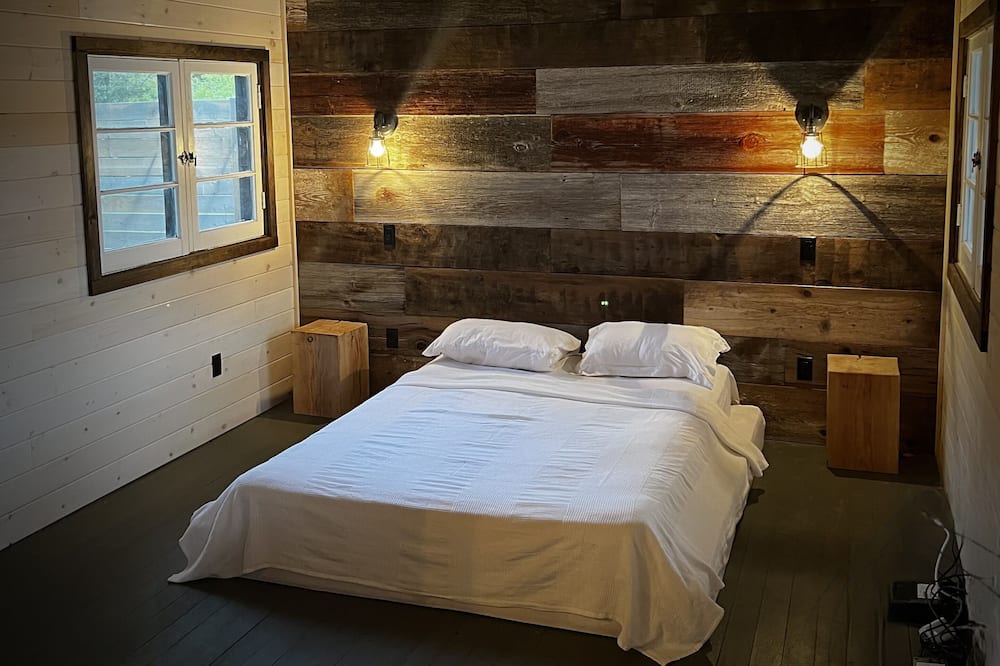 Muskoka Lakes Cabin | HK’S Love Den (Premium Lakefront View~ Muskoka Lake Cottages #1)
