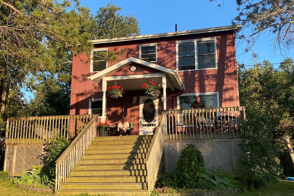 Scugog Cottage | Big Red Cottage with amazing lakeviews!