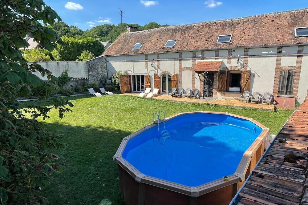 Louan-Villegruis-Fontaine House | House sleeps up to 28 pool in summer