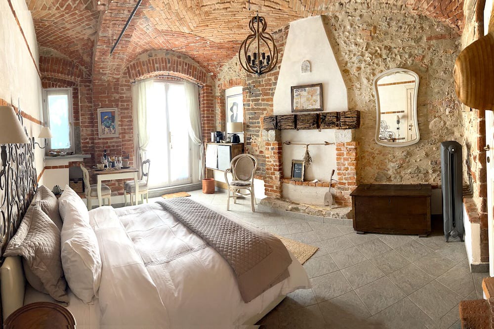 Gassino Torinese Bed & Breakfast | Suite del Camino - country chic with heated whirlpool in the garden