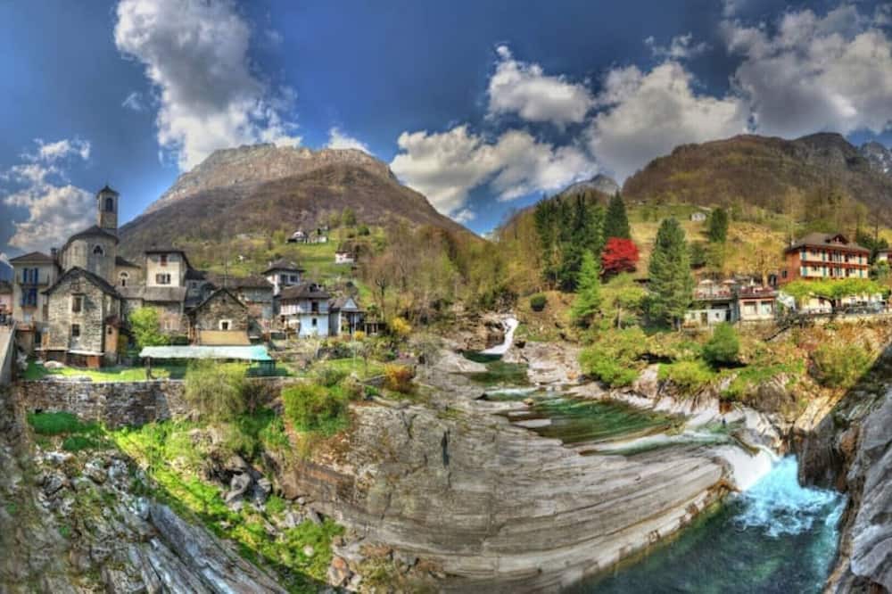 Brissago Apartment | In the middle of the historic old town with a dream view of Lake Maggiore