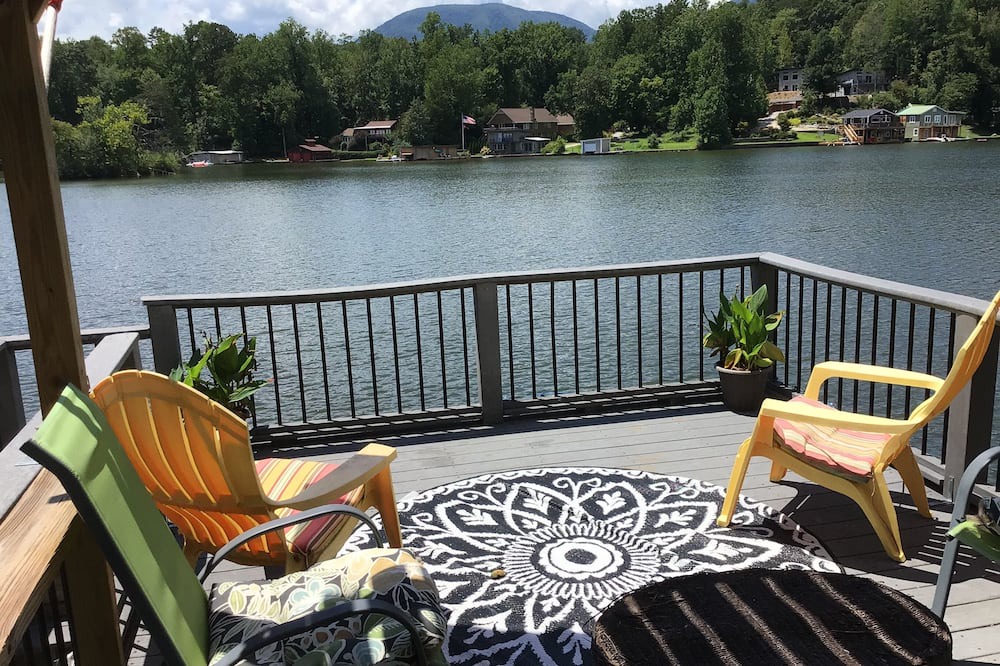 Lynn Cabin | Cozy Lake House retreat with beautiful fall foliage.