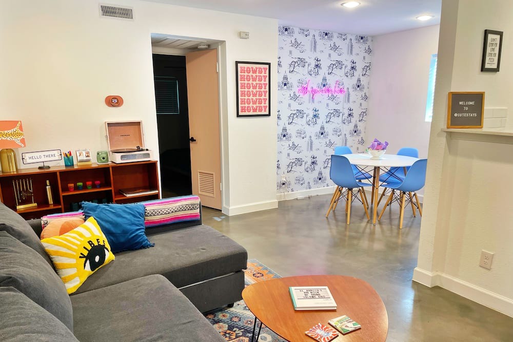 Clarksville Condo | Instagrammable Condo Walkable to All in Austin!