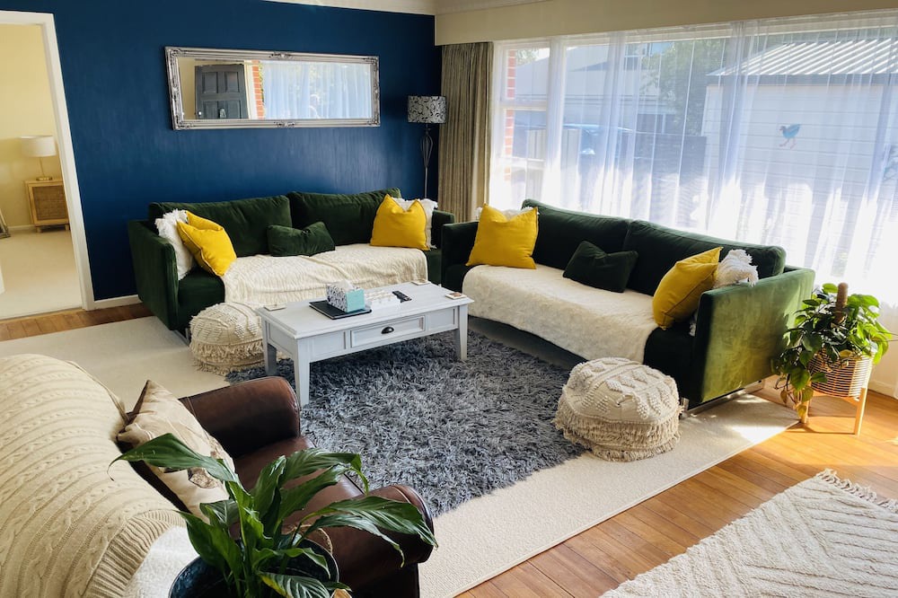 Invercargill House | Relax at Rosedale Retreat or Stroll in the Private Garden