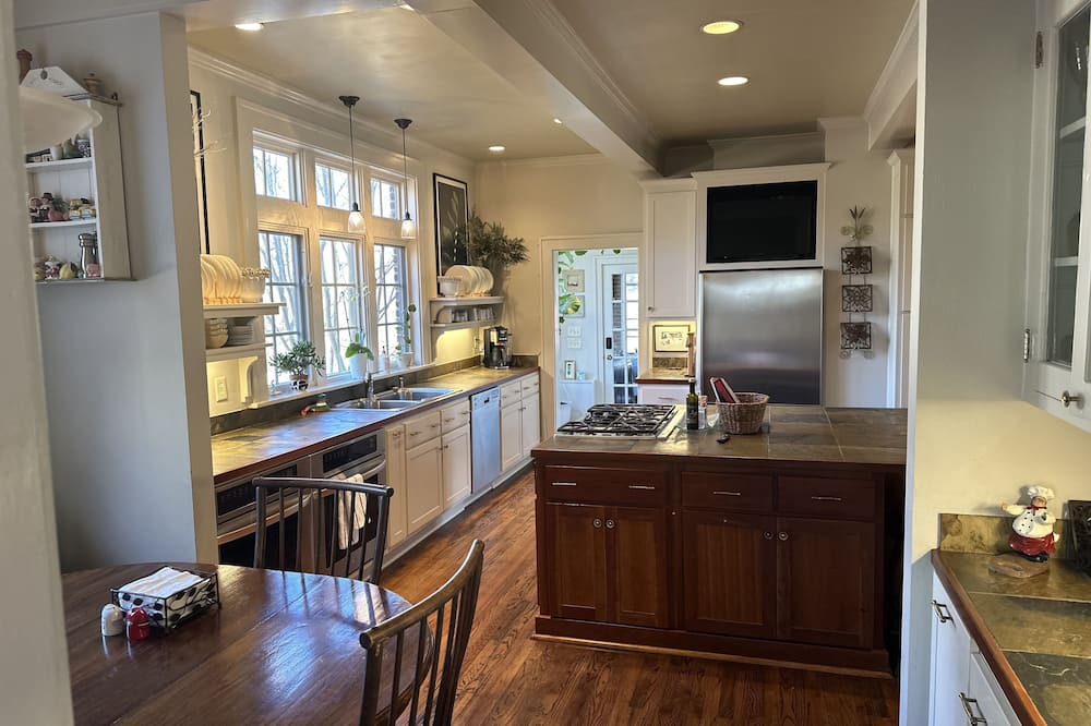 Athens House | Large home 12 mins from Sanford Stadium/downtown, 8 mins to Botanical Gardens