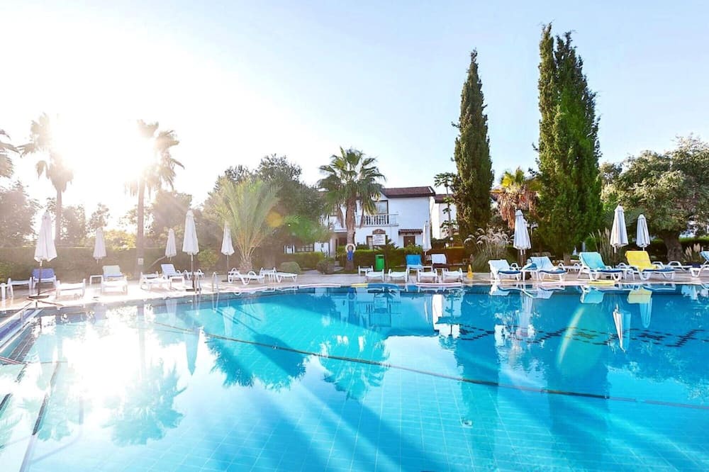 Zeytinlik Apartment | Flat w Pool and Balcony 4 min to Beach in Kyrenia