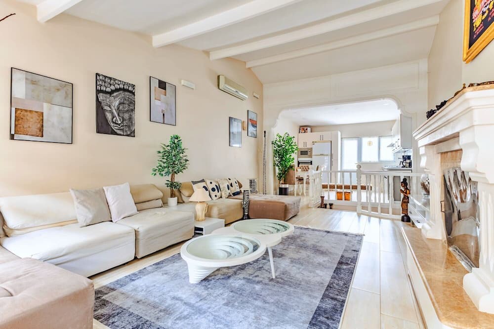 Sisli Apartment | Duplex Flat w Fireplace 7 min to City's Nisantasi