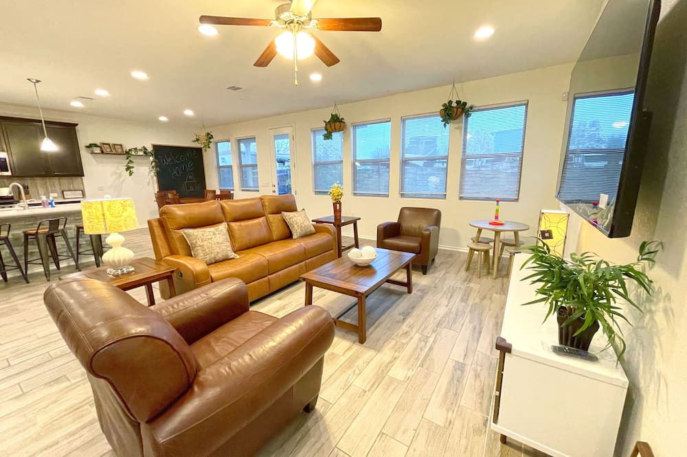 Wells Branch House | Spacious 4B3B Home with 6 Queen Beds, 10-15 mins to Domain or Downtown Austin.