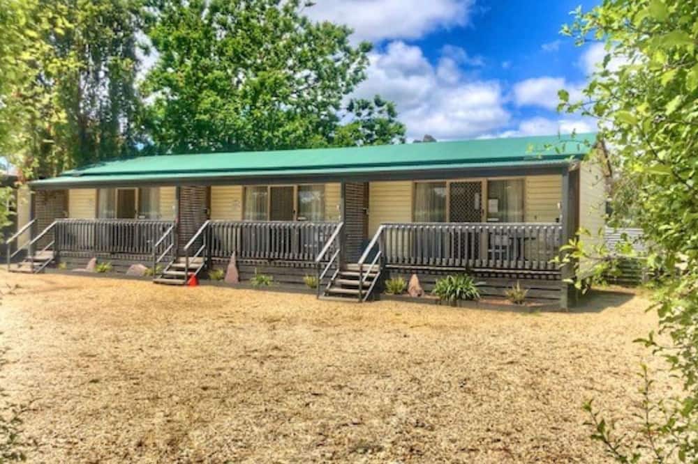 Alexandra Cabin | Alexandra Parklife. Studio 5