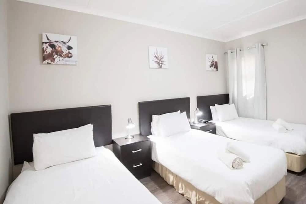Windhoek House | Explore Windhoek! 2 Relaxing Units w/ Kitchenette, Pool, Near Alte Feste Museum!