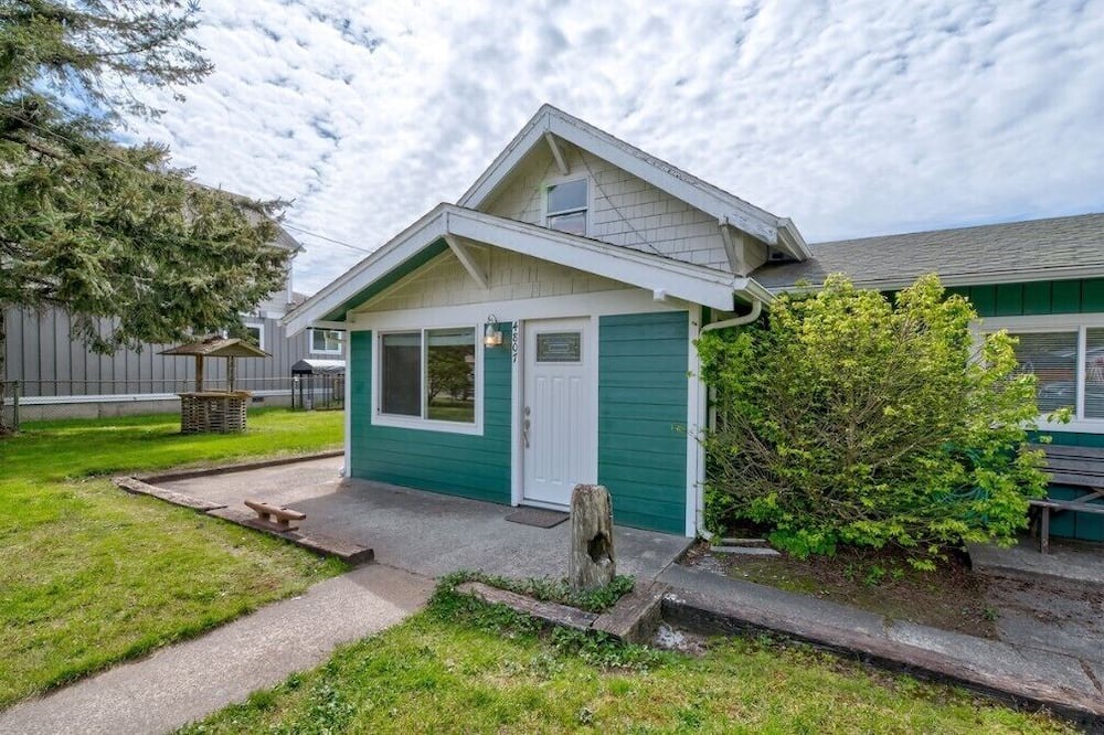 Seaview House | Pets OK, Fenced Yard, Close to Town (SVBApt)