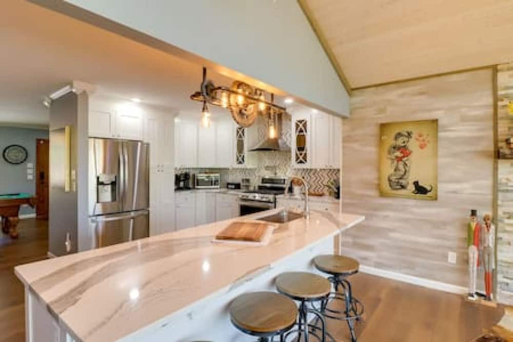 Higden House | Lakeside Retreat on 10 Secluded Wooded Acres
