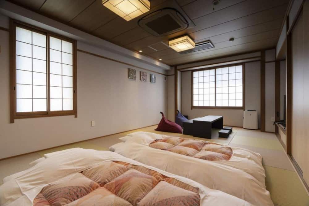 Ozu House | Nonsmoking Japanese style room with 12 tatami m / Ozu Ehime
