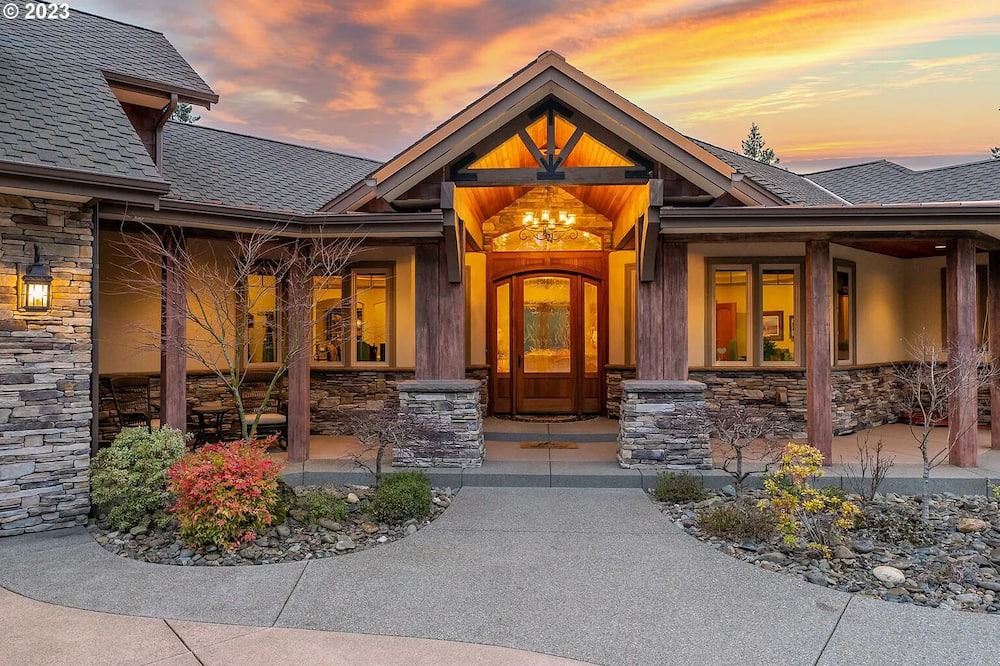 Roseburg House | Opulent estate in close proximity to renowned wineries and golf.