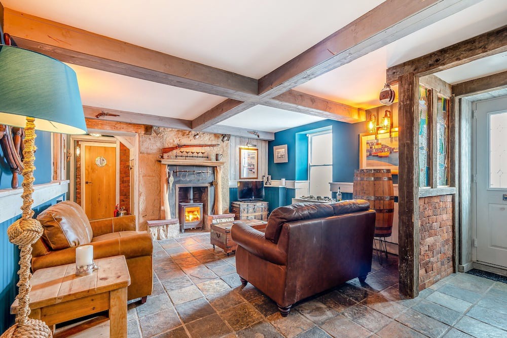 Dunure Cottage | The Harbour Nook is a gorgeous ground floor, coastal apartment situated at the harbour’s edge with l