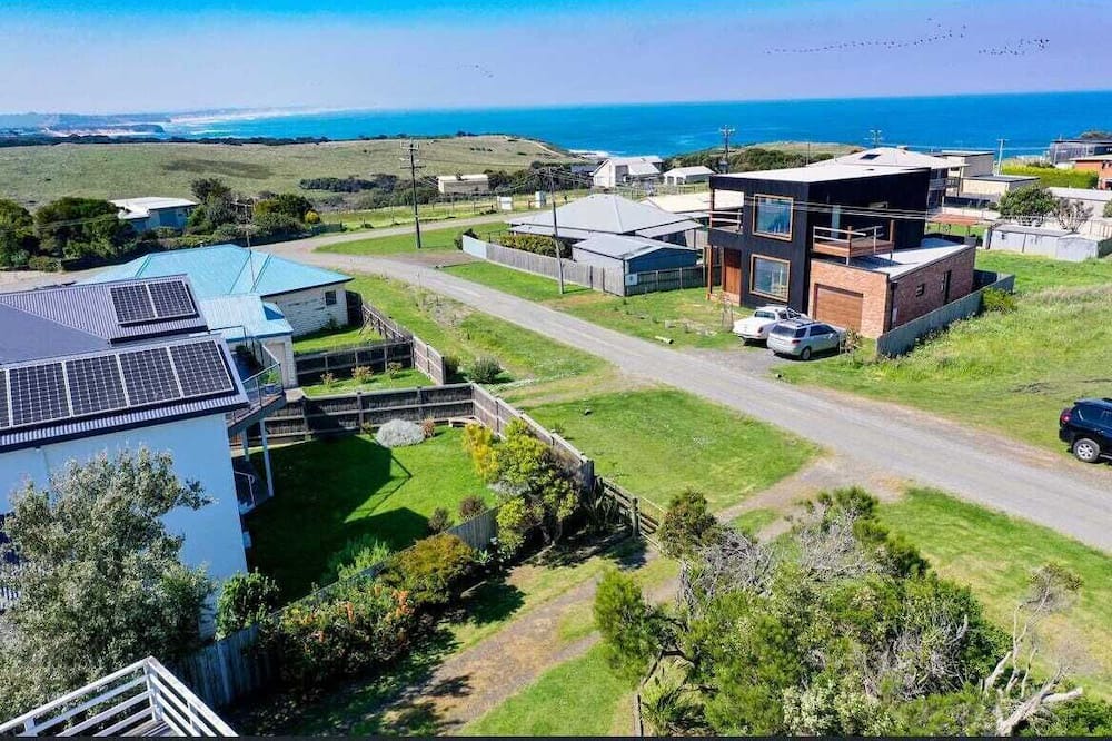 Kilcunda House | Kilcunda surf-beach, ocean-views two-storey beach shack on the Bluff