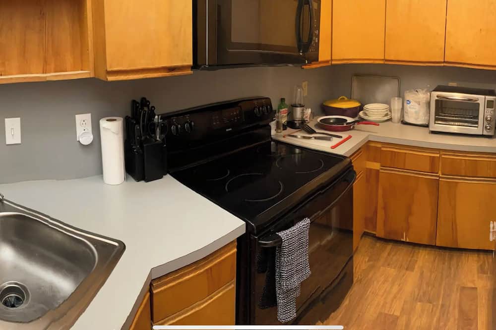 Alexandria Condo | 1 Bed/1 Bath condo, W/D in unit, pets welcome!