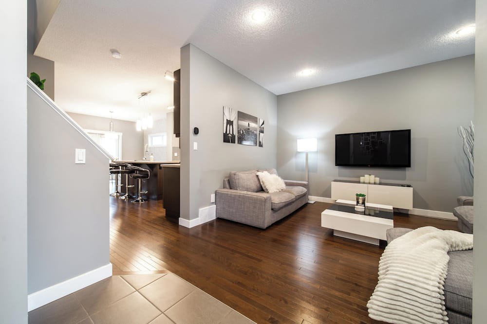 West Edmonton House | New-Spacious & Cozy Family home-4Bdrm-WEM-AC-PATIO