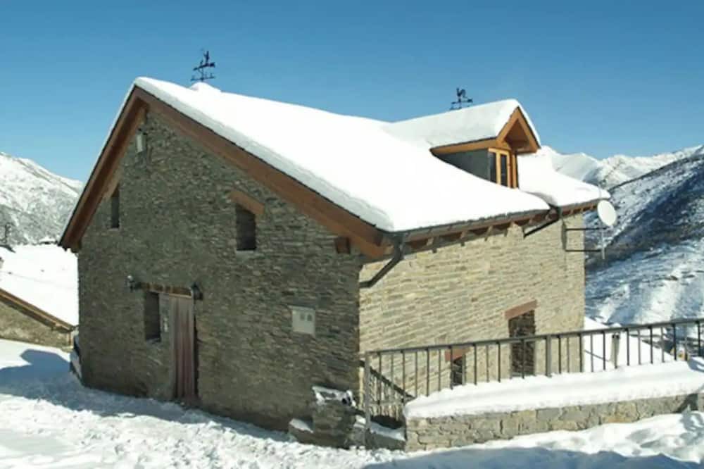 La Guingueta d'Aneu Ski Chalet | Chalet 'Casa Maria Antònia' with Mountain View, Private Terrace and Wi-Fi