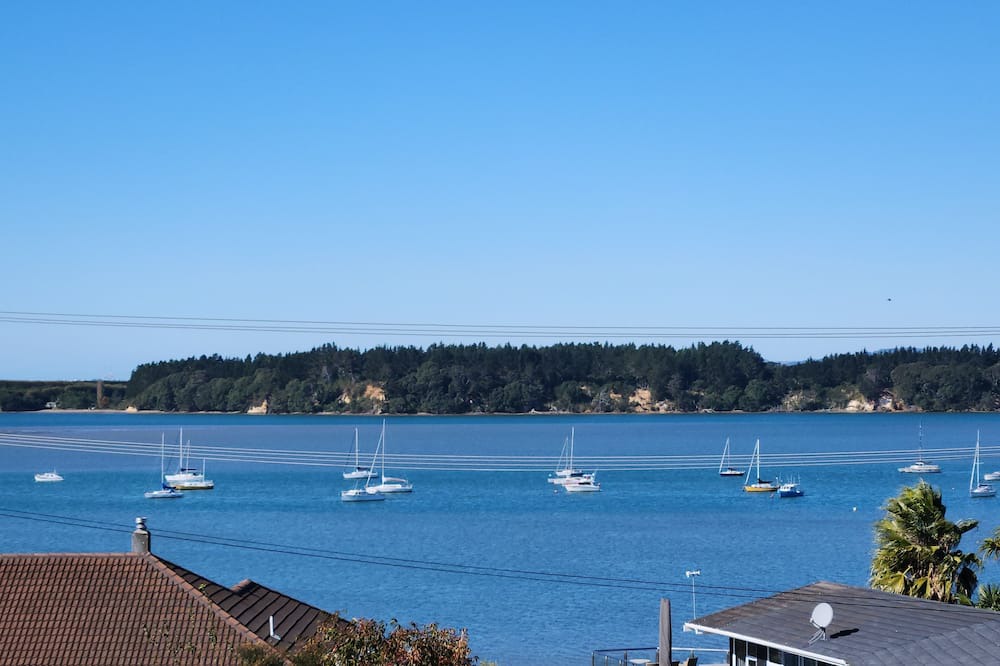 Omokoroa Apartment | Private self contained 1 bedroom apartment Great harbour views in Omokoroa