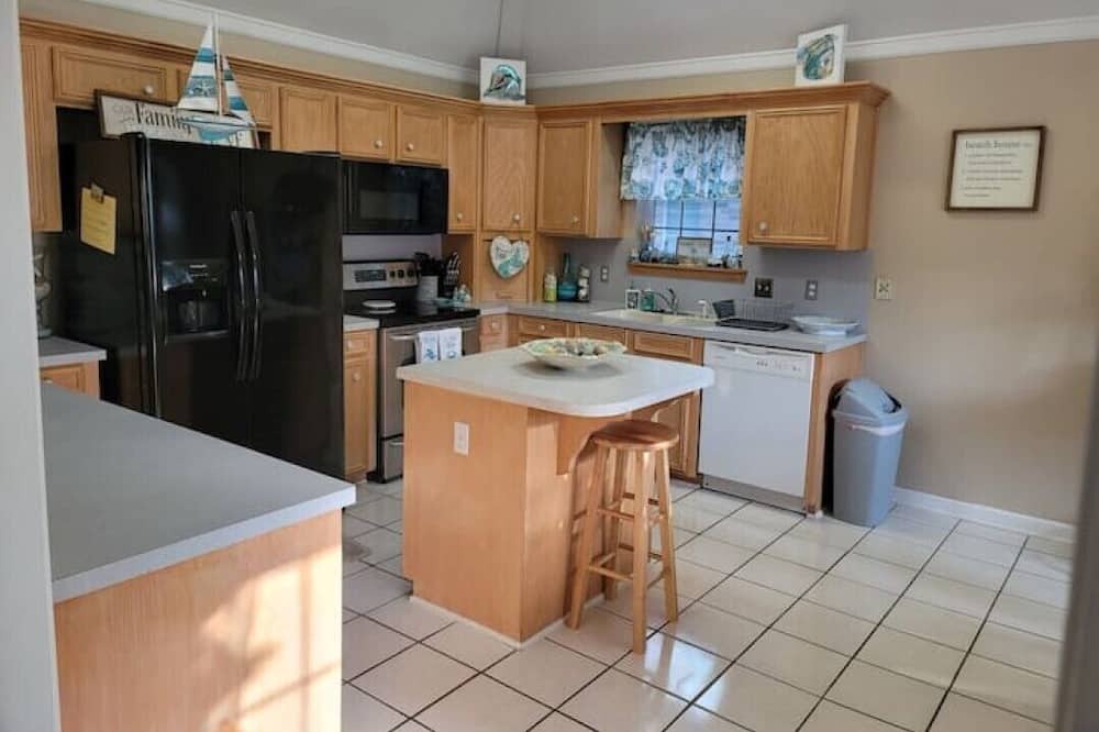 Shreveport House | Beautiful, Cheerful (Beach house) with a pool and King size suite