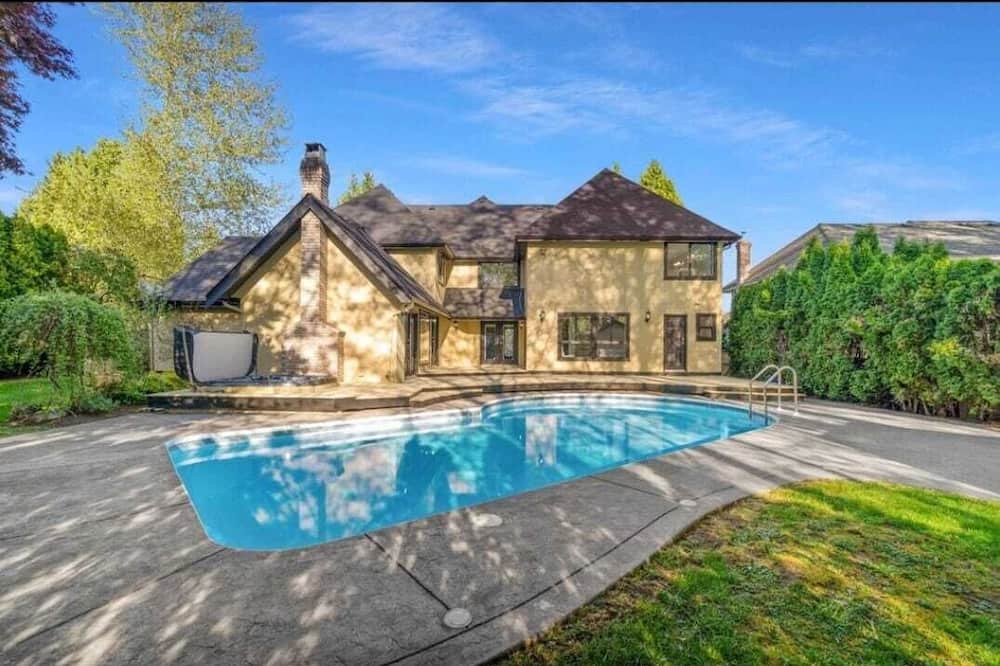 Fleetwood House | 6 bdrm home w pool/hot tub/pool table/bar/kareoke