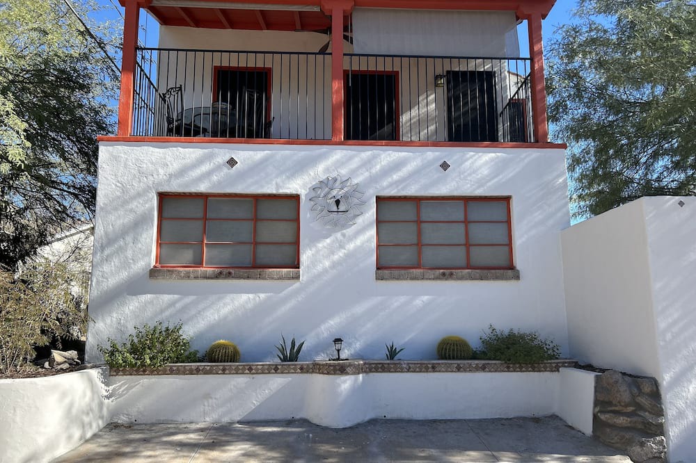 Sam Hughes Apartment | Charming, Private, Fully Furnished, Recently Remodeled Guesthouse Sam Hughes