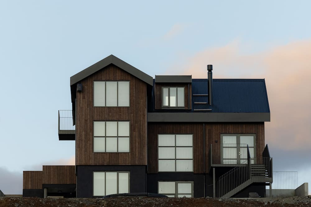 Selfoss Cottage | Newly renovated (2023) Lakeside Luxury Cottage w.Northern Light camera
