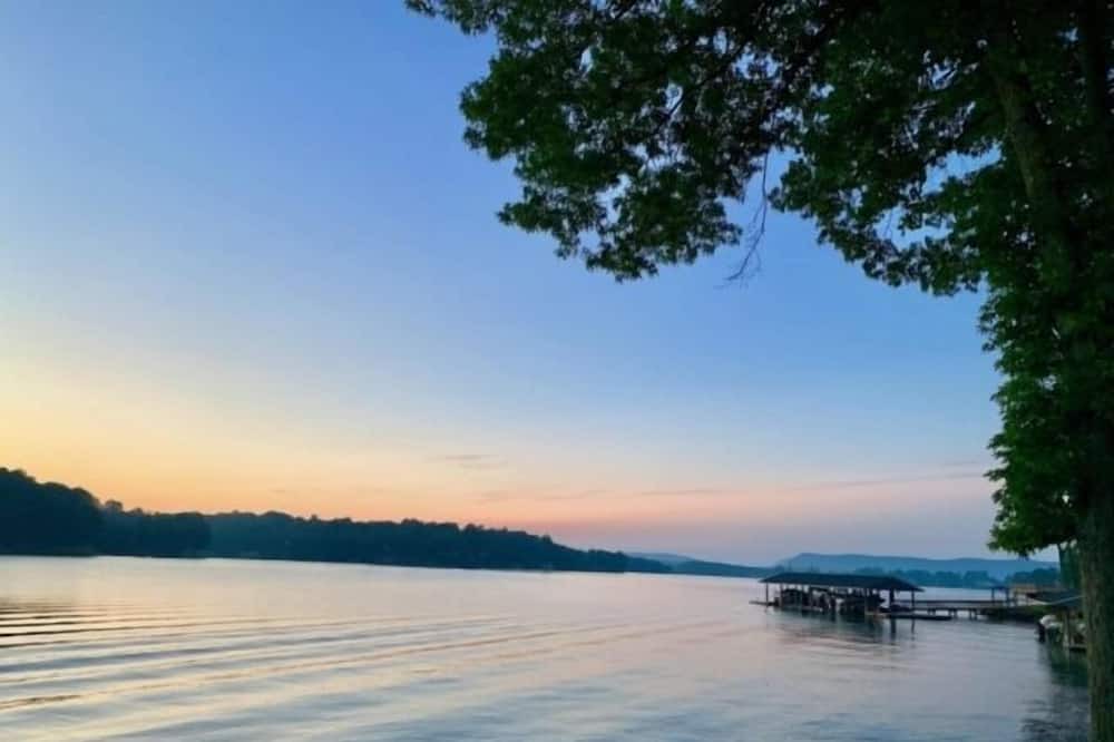 North Shore House | Shorely Heaven: WiFi, Disney+, Amazon Prime, YouTubeTV, (2) Kayaks Wide Water Lake Views
